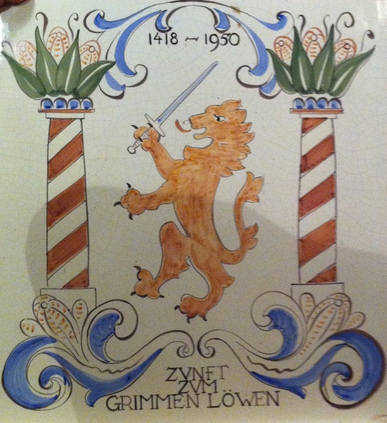 Ofenkachel mit Wappen der Zunft zum Grimmen Löwen