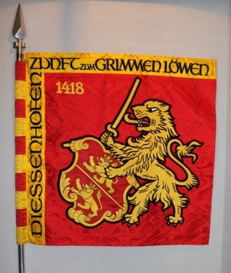 Das Wappen der Zunft zum Grimmen Löwen - der schildhaltende grimme Leu